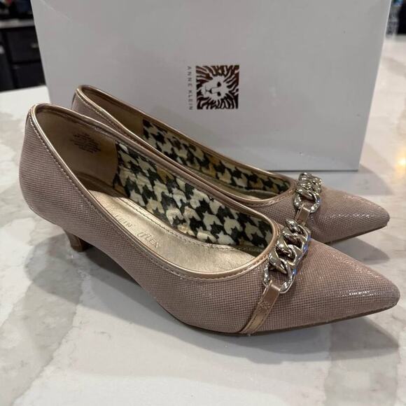Anne Klein iFlex Pointed Toe Leather Kitten Heels Womens 7.5M Taupe Chain Accent - Picture 1 of 10